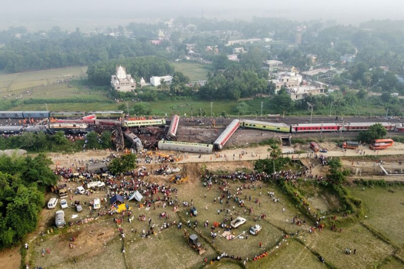 印度東部2日發生3列火車相撞的重大交通意外，為該國20多年來最慘重鐵路事故。（路透社）