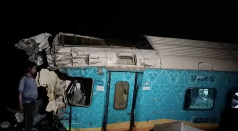 印度東部奧里薩省2日發生火車相撞事故，列車嚴重受損。（ANI/Reuters TV via 路透社）
