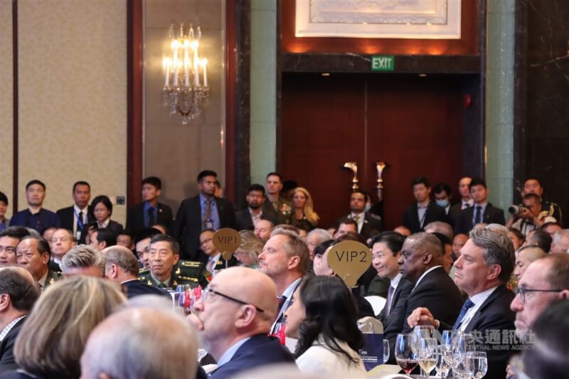 「香格里拉對話」亞洲安全會議2日在新加坡登場，美國國防部長奧斯汀與中國防長李尚福在晚宴同桌。會前奧斯汀主動向李尚福握手打招呼。中央社記者侯姿瑩新加坡攝 112年6月2日