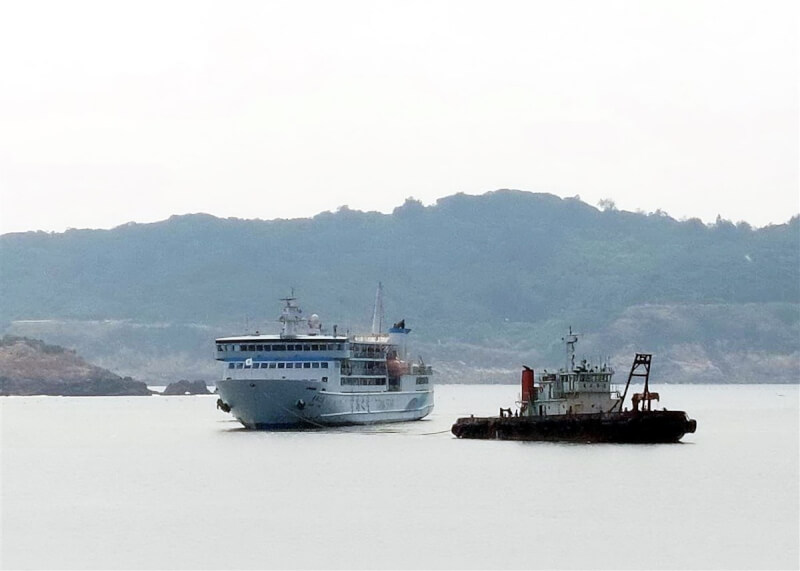 台灣與馬祖間交通船「台馬之星」（左）3日清晨失去動力在馬祖外海漂流，交通部航港局隨即派遣救援船前往拖救，下午抵達南竿福澳港，所幸人船均安。（民進黨連江縣黨部主委李問提供）中央社記者黃旭昇傳真 112年6月3日