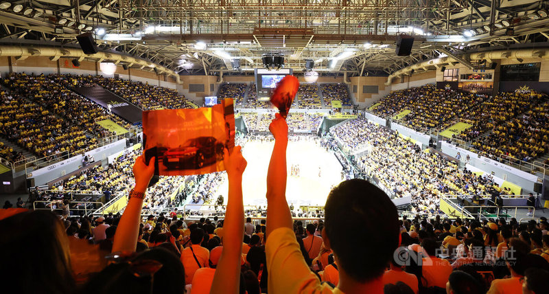 台灣職籃聯盟P. LEAGUE+總冠軍賽首戰3日在新莊體育館火熱登場,共吸引6540名球迷進場,為支持球隊加油打氣。中央社記者趙世勳攝 112年6月3日