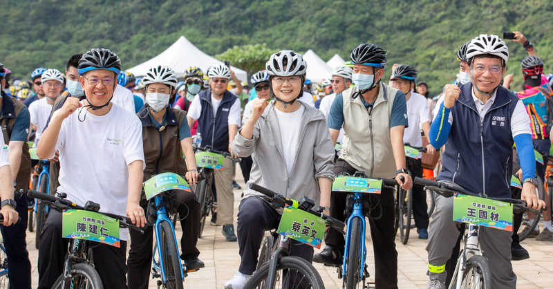 總統蔡英文（前中）3日出席「2023世界自行車－單車遊程嘉年華」活動，並與行政院長陳建仁（前左）、交通部長王國材（前右）實際參與體驗自行車路網。（總統府提供）中央社記者賴于榛傳真  112年6月3日