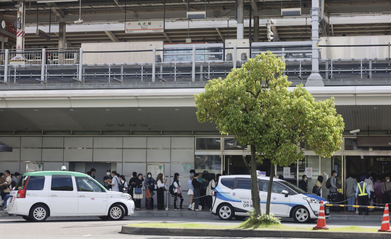 3日JR名古屋車站外出現排隊人潮。(共同社)