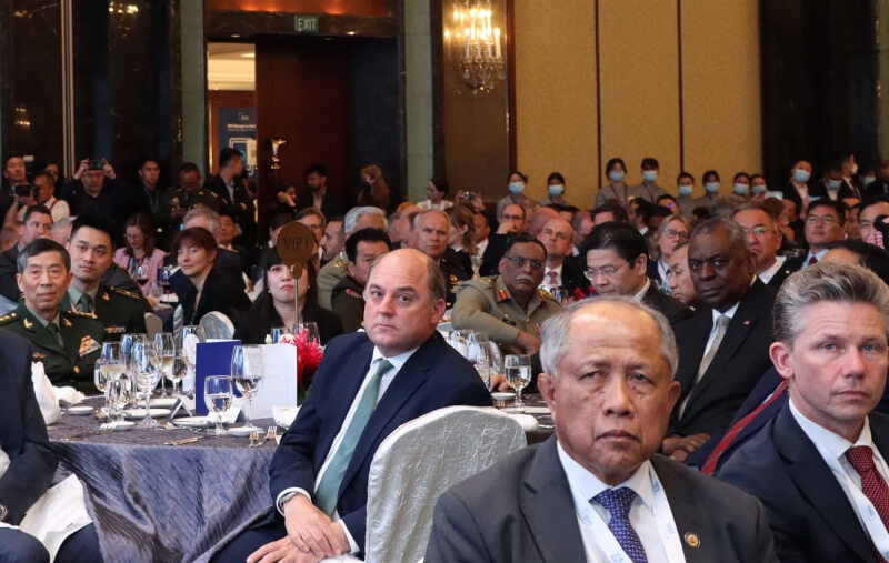 「香格里拉對話」亞洲安全會議2日在新加坡登場，美國國防部長奧斯汀（圓桌最右側非裔者）與中國防長李尚福（左1）在晚宴同桌。 中央社記者侯姿瑩新加坡攝 112年6月2日