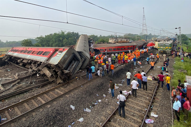 印度東部奧里薩省2日發生2列載客列車與1列貨運列車相撞的重大交通意外。（法新社）