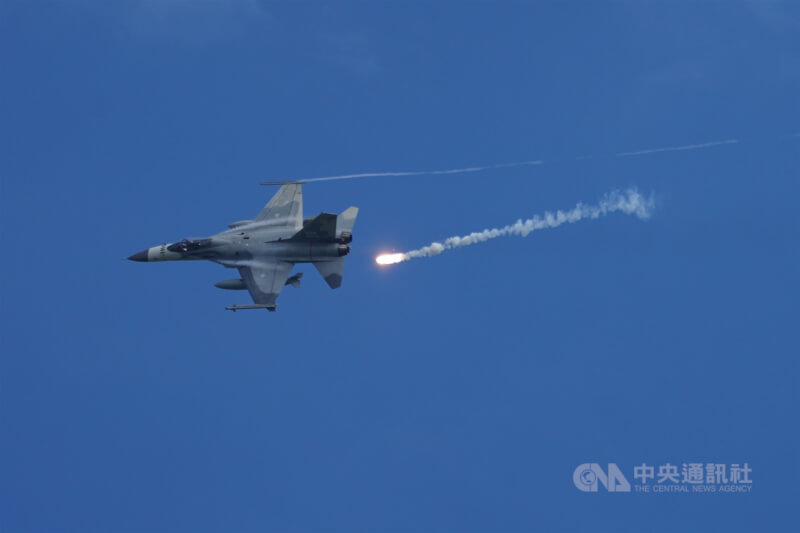 圖為空軍IDF戰機投射熱焰彈。（中央社檔案照片）