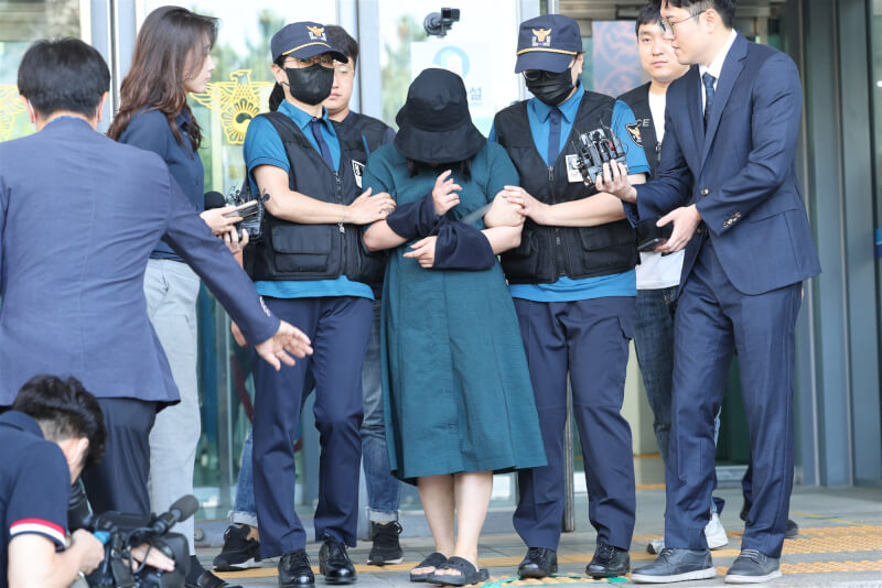 韓國釜山日前發生凶殺案，23歲女性鄭有靜（中）假扮學生家長上網徵求家教，殺害同齡女家教後棄屍。（韓聯社）