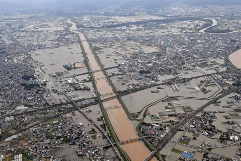 日本部分地區受颱風瑪娃及梅雨鋒面影響降下大雨，3日愛知縣豐橋市多處淹水。（共同社）