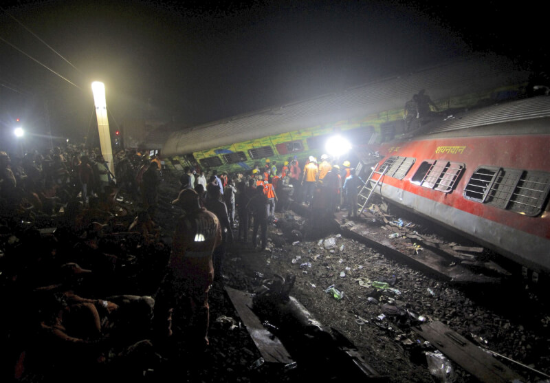 印度東部奧里薩省2日發生3列火車相撞的重大交通意外。（美聯社）