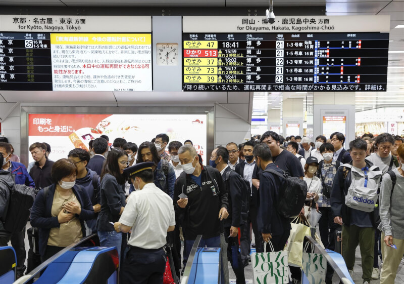2日JR新大阪站擠滿人潮。(共同社)