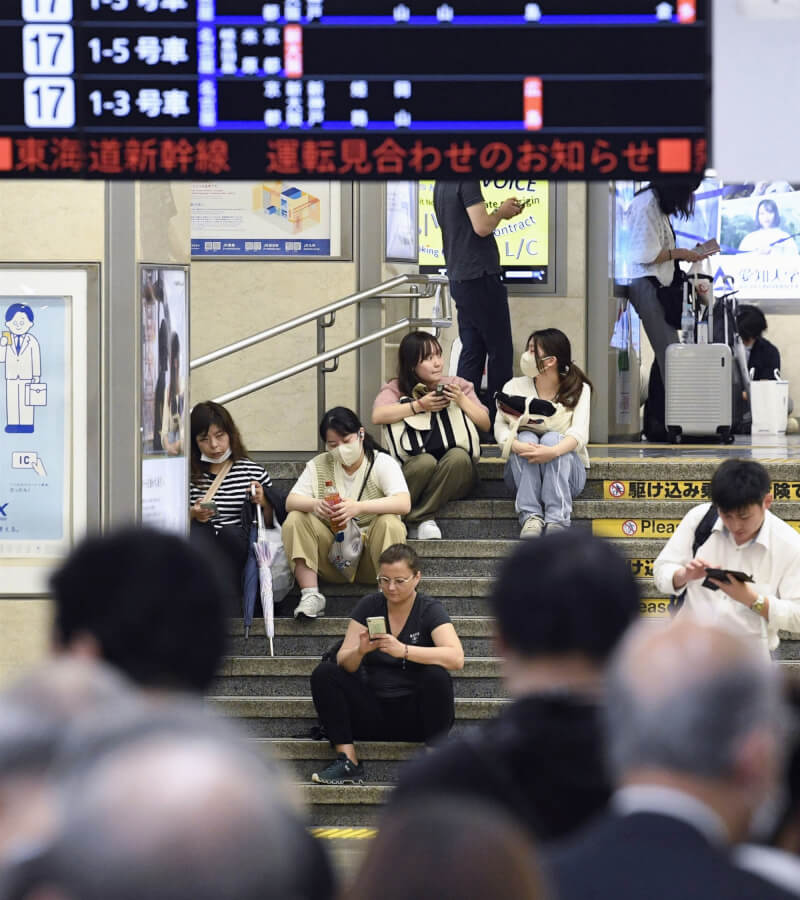 2日東海道新幹線停駛,旅客在站內等待。(共同社)
