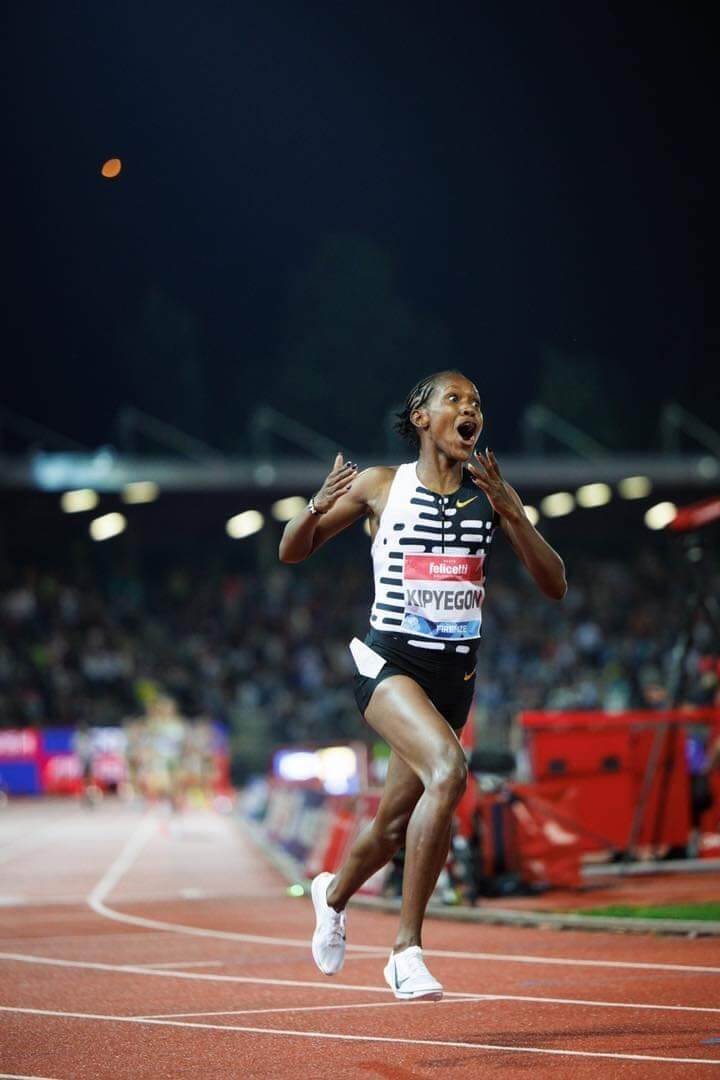 肯亞中距離賽跑好手基皮耶貢（圖）2日在鑽石聯賽（Diamond League）義大利佛羅倫斯站締造新猷，以3分49秒11刷新女子1500公尺世界紀錄。圖為她得知自己成績後心情激動。（圖取自twitter.com/Kipyegon_Faith）