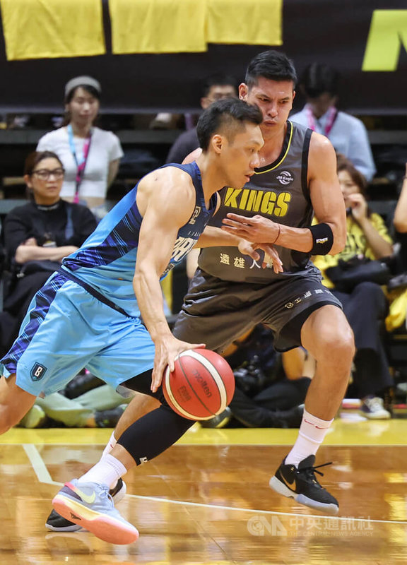 台灣職籃P. LEAGUE+聯盟總冠軍賽由新北國王隊與台北富邦勇士隊交手,首戰3日在新莊體育館點燃戰火,國王陣中楊敬敏(右)與勇士「野獸」林志傑(左)場上交鋒,互不相讓。中央社記者趙世勳攝 112年6月3日