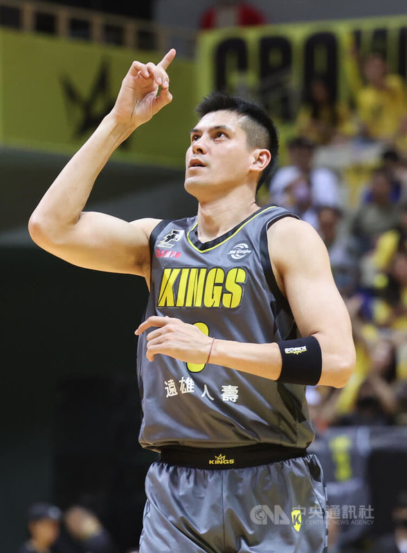 台灣職籃P. LEAGUE+聯盟總冠軍賽3日在新莊體育館進行第一戰,新北國王隊楊敬敏攻下全隊最高的24分,助隊以86比72奪下首勝。中央社記者趙世勳攝 112年6月3日