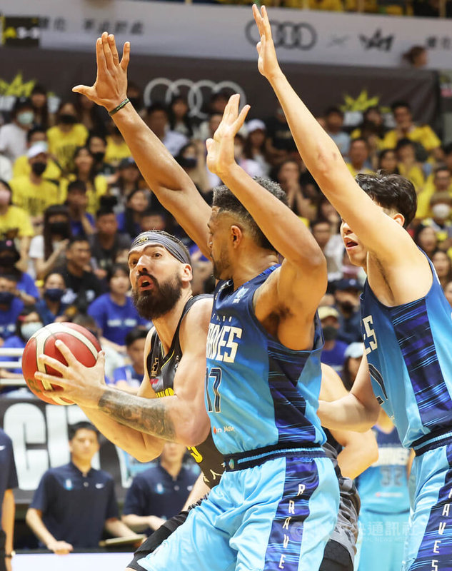 台灣職籃P. LEAGUE+聯盟總冠軍賽正式開打,新北國王隊3日在主場新莊體育館迎戰台北富邦勇士隊,國王洋將牧倫斯(Byron Mullens)(持球者)進攻遭遇封阻。中央社記者趙世勳攝 112年6月3日