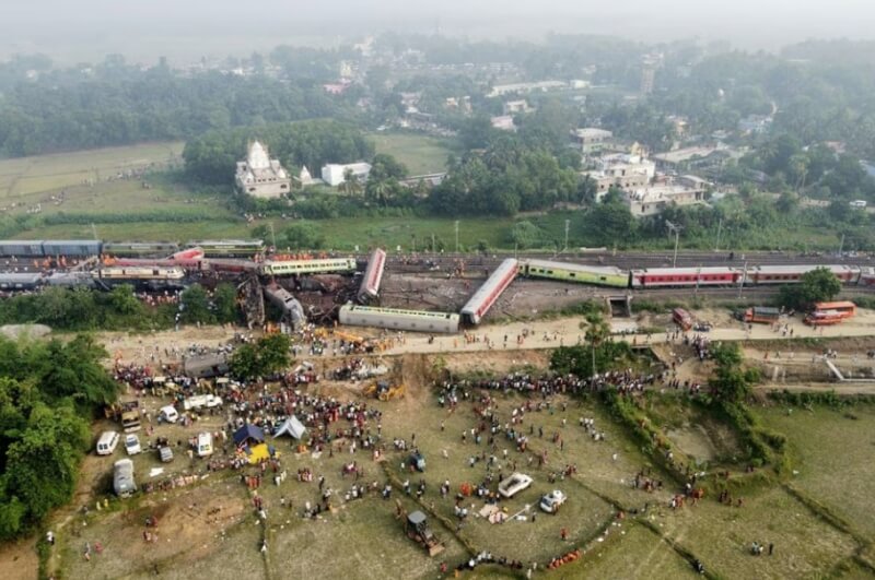 印度東部2日發生3列火車相撞的重大交通意外，死傷上千。（路透社）