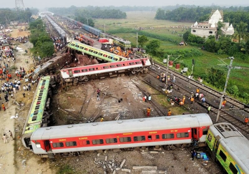 印度2日晚間發生3列火車相撞的重大交通事故。（路透社）