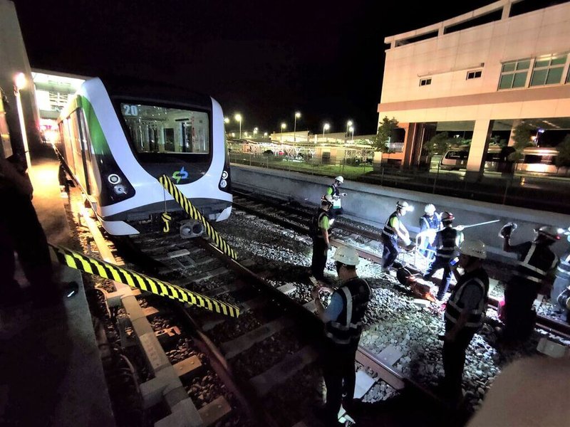 台中捷運公司3日凌晨進行大型異物入侵模擬演練，現場模擬吊臂掉落軌道，列車剎車不及撞上，人員展開搶修作業。（中捷公司提供）中央社記者郝雪卿傳真  112年6月4日