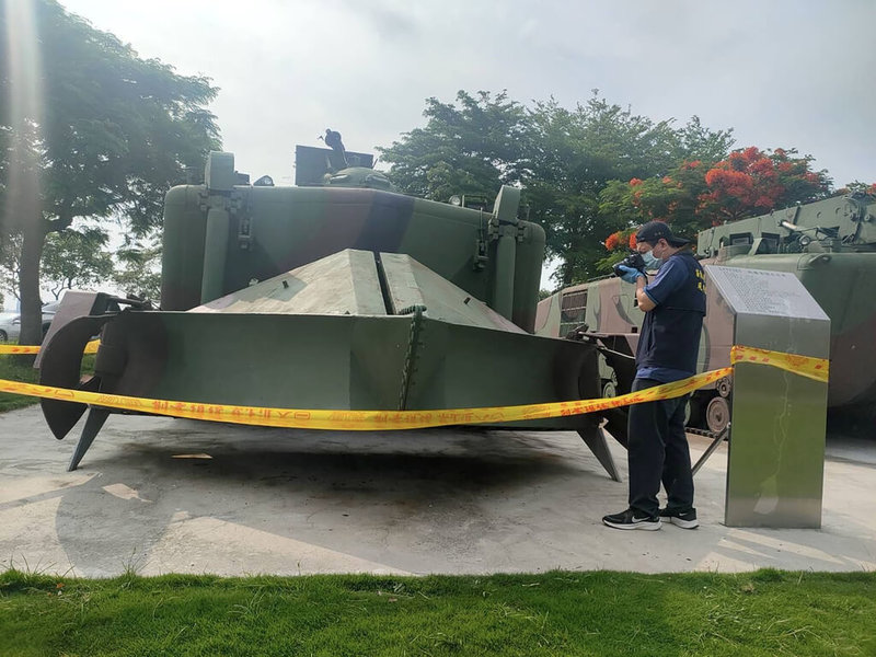 苗栗市貓裏喵公園展示1輛俗稱「水鴨子」的兩棲登陸工兵掃雷車，4日被民眾發現前方整排26支犁形掃雷器大鋼牙遭竊取24支，警方獲報到場拉起封鎖線調查。（警方提供）中央社記者魯鋼駿傳真  112年6月4日