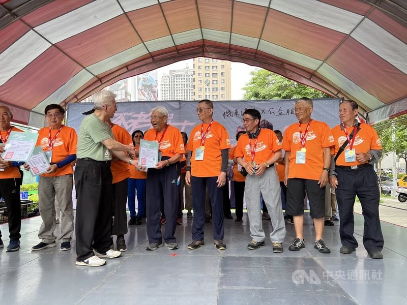 99歲不老騎士郭深森(右5)歷經波折兩段式完成1106公里的環島公益旅程回到台中,4日獲頒達陣獎牌,期許百歲時還要來參加活動。中央社記者郝雪卿攝 112年6月4日