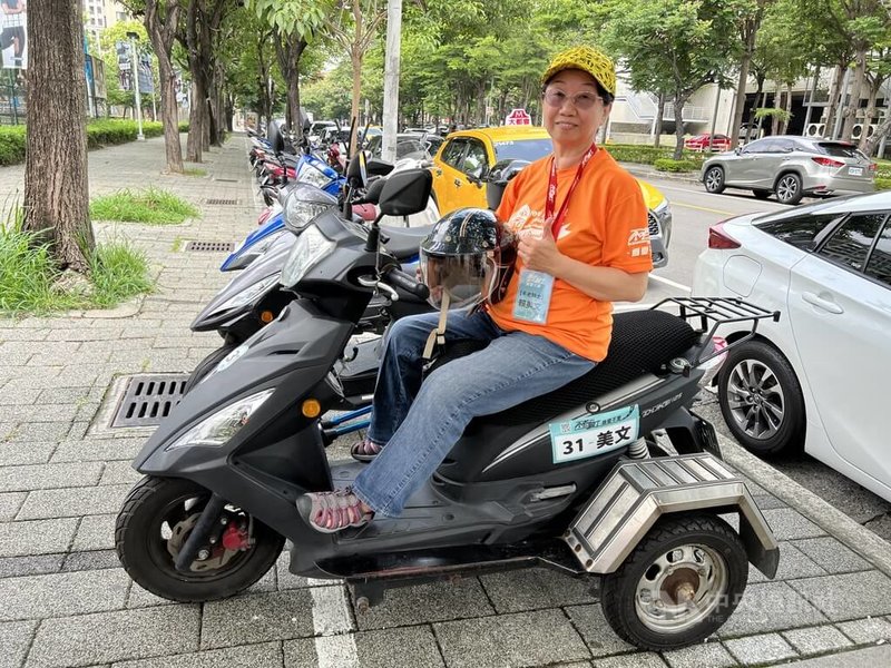 領有中度身障證明的賴美文年底將滿70歲,她說,參加不老騎士為愛千里活動騎車環島,就是送給自己的70歲生日禮物。中央社記者郝雪卿攝 112年6月4日