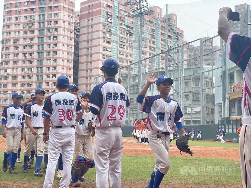 華南金控盃青少棒賽4日開打,南投縣隊預賽首戰與台北市隊交手,最終以8比4拿下首勝。圖為賽後球員、教練擊掌慶祝。中央社記者謝靜雯攝 112年6月4日