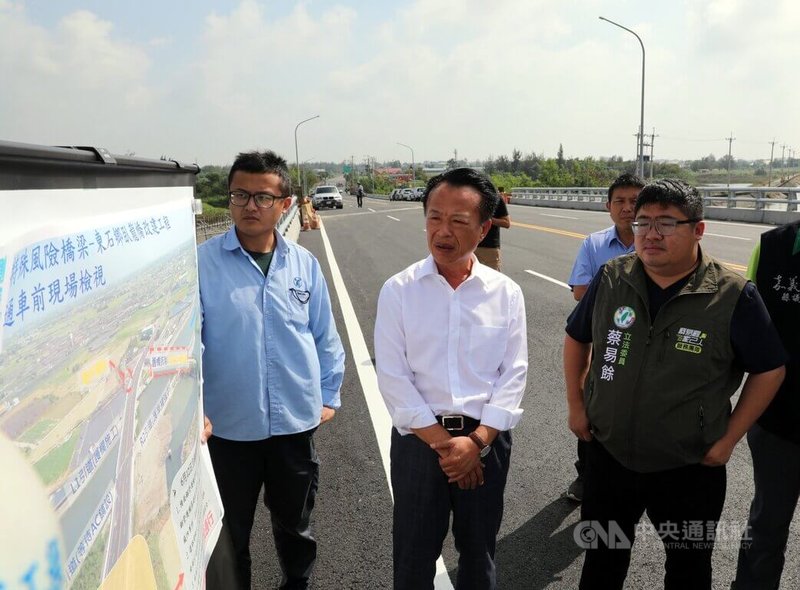 嘉義縣東石臥龍橋為東石鄉與布袋鎮重要交通要道，因被評估高度風險性橋梁動工改建，12日主線橋梁將開放通車，嘉義縣長翁章梁（前中）、民進黨立委蔡易餘（前右）4日前往視察進度。中央社記者黃國芳攝  112年6月4日