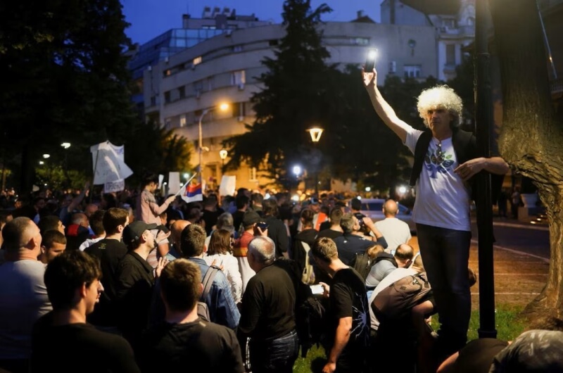 塞爾維亞民眾3日聚集在首都貝爾格勒抗議政府。（路透社）