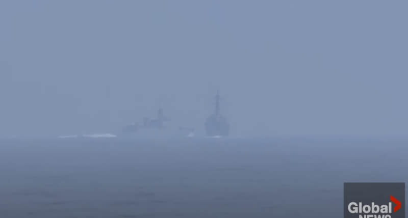 加拿大媒體報導北京又有挑釁軍事舉措，在加美執行聯合任務期間，中共船艦（左）以相當快的速度切入美艦鍾雲號（右）前方。（圖取自Global News YouTube頻道網頁youtube.com）