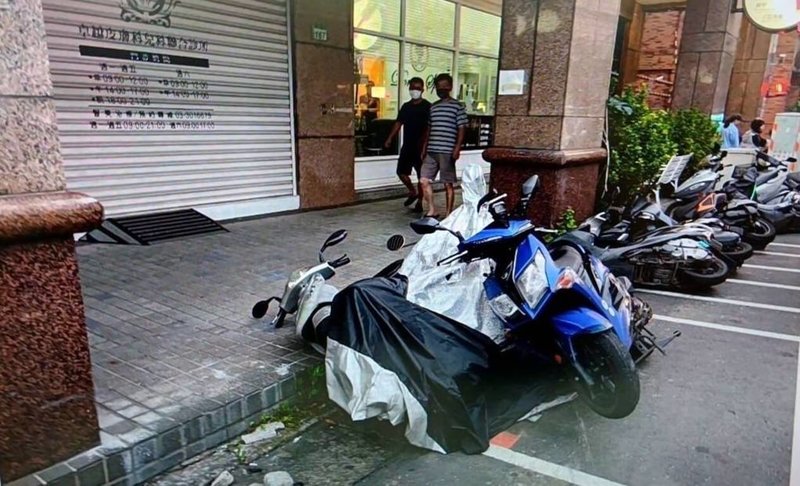 桃園市政府警察局桃園分局4日表示，桃園市77歲王姓男子3日晚間駕駛自小客車丟垃圾時，疑因打空檔未拉起手煞車，導致車輛後退撞倒後方停車格內14輛機車，王男也遭拖行受傷。（桃園市警局桃園分局提供）中央社記者吳睿騏桃園傳真  112年6月4日