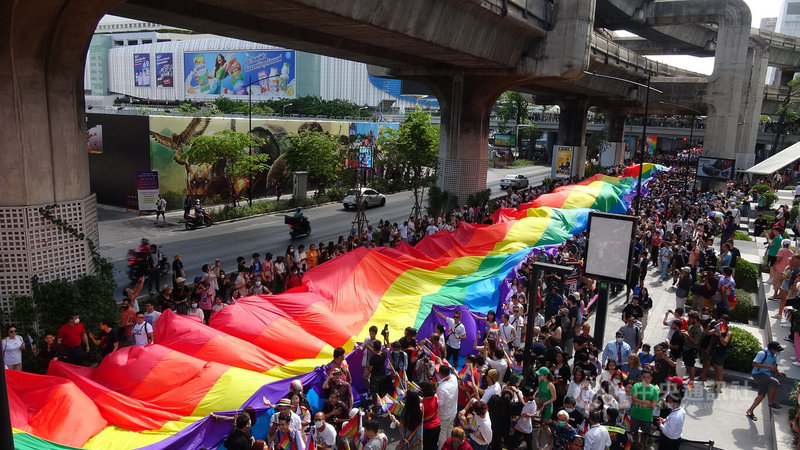 同志驕傲大遊行4日在曼谷熱鬧登場，民眾高舉代表性別多元的「彩虹旗」在曼谷市中心遊行。中央社記者呂欣憓曼谷攝 112年6月4日
