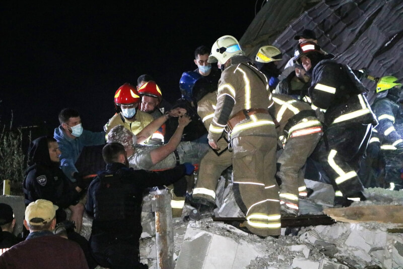 烏克蘭中部城市第聶伯羅3日遭俄軍飛彈攻擊，建築被毀許多民眾受困，消防人員持續救援。（圖取自facebook.com/MNS.GOV.UA）