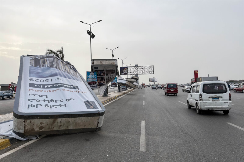 埃及蓋盧比尤省遭沙塵暴侵襲，道路招牌倒塌。（安納杜魯新聞社）