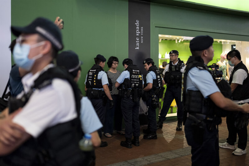 香港警察3日在銅鑼灣搜查知名行為藝術家陳美彤（遭包圍者）。（法新社）