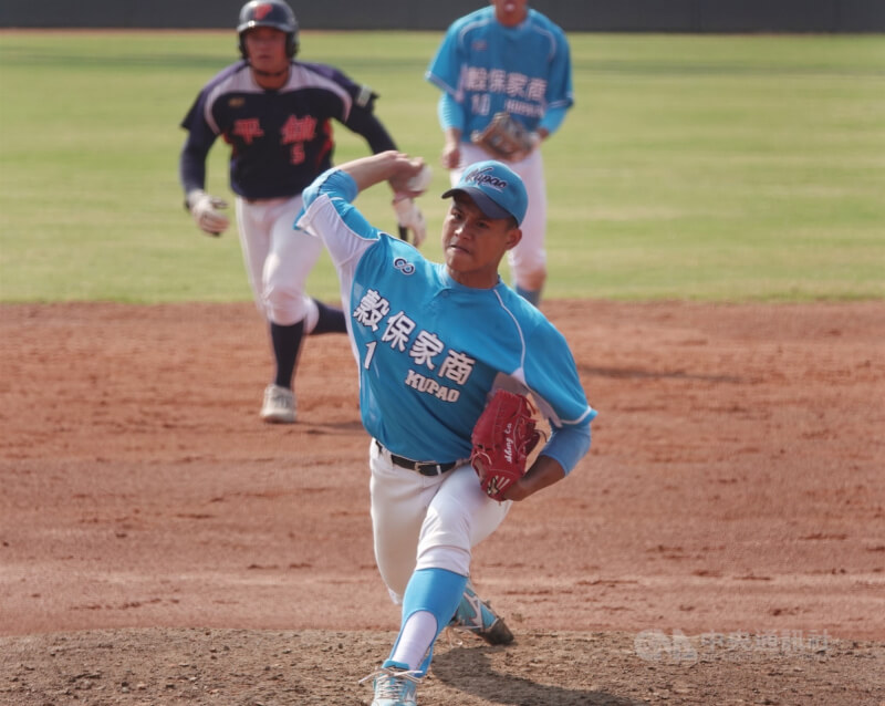 台灣棒球好手林盛恩（前）確定加盟美職辛辛那提紅人隊。（中央社檔案照片）