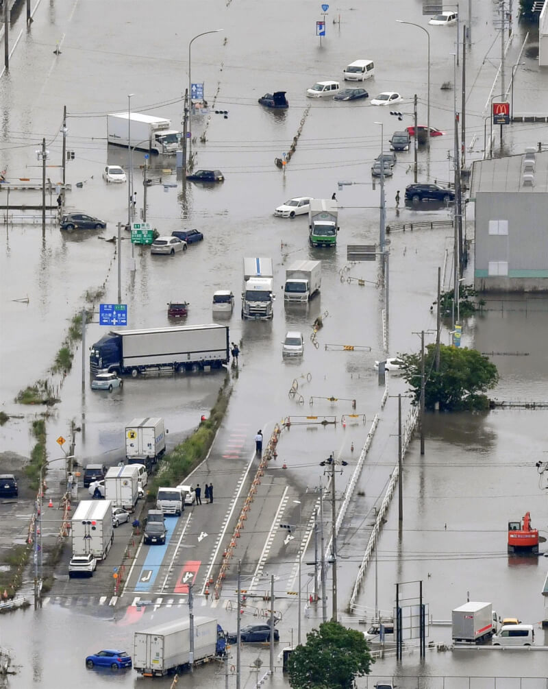 颱風瑪娃及梅雨鋒面帶來大雨，日本愛知縣豐川市3日許多車輛泡在水中。（共同社）