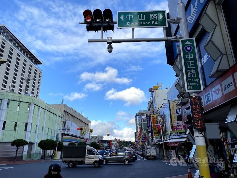 花蓮縣警局將自9日起建置「交通違規簡訊」通知系統服務，希望即時提醒及導正民眾違規行為，將成為全國繼六都，第1個建置此服務系統的縣市政府。中央社記者李先鳳攝 112年6月5日