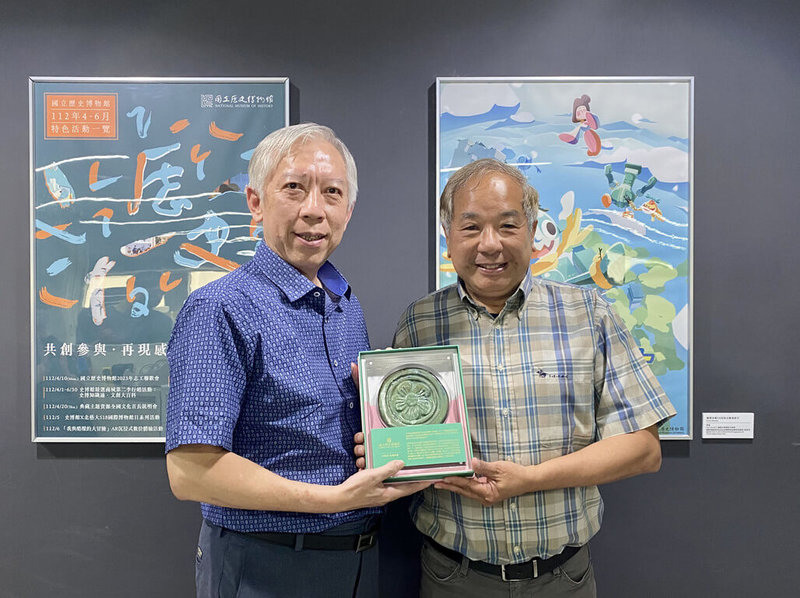 郭雪湖後代郭松年(右)代表郭雪湖基金會挹注國立歷史博物館「郭雪湖台灣藝術發展研究獎」新台幣100萬元,史博館館長梁永斐(左)回贈瓦當紀念物。(史博館提供)中央社記者王寶兒傳真 112年6月5日
