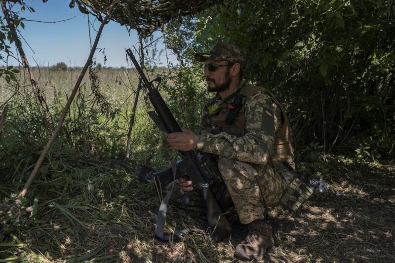 烏克蘭國防部4日呼籲民眾，對即將展開的反攻不要加以臆測，以防重要情資外洩。圖為4日一名烏克蘭軍人在邊境觀看俄羅斯襲擊。（路透社）