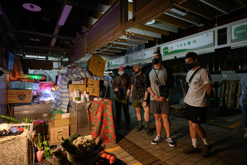 「環南的餐桌－365天的市場旬味」展以台北環南市場為展區之一，參展團隊「原型樂園」以聲音劇場呈現市場攤商有別常人的生活作息。（忠泰建築文化藝術基金會提供）中央社記者王寶兒傳真  112年6月5日