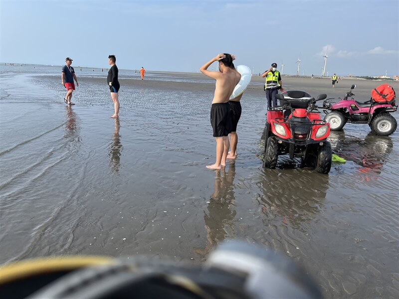 台中市3名高中生3日到大安區濱海樂園外1公里水域戲水，1人遭大浪捲走，消防局到場搜救。（民眾提供）