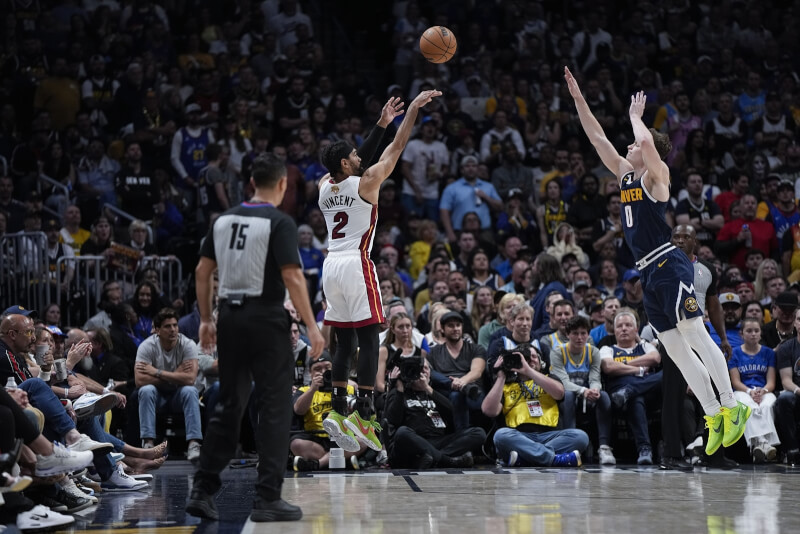 NBA邁阿密熱火5日在總冠軍賽第2戰變陣，把34歲的洛夫拉上先發，搭配2名落選秀文森（後左）、羅賓森出色的演出，以3分差擊敗丹佛金塊。（美聯社）