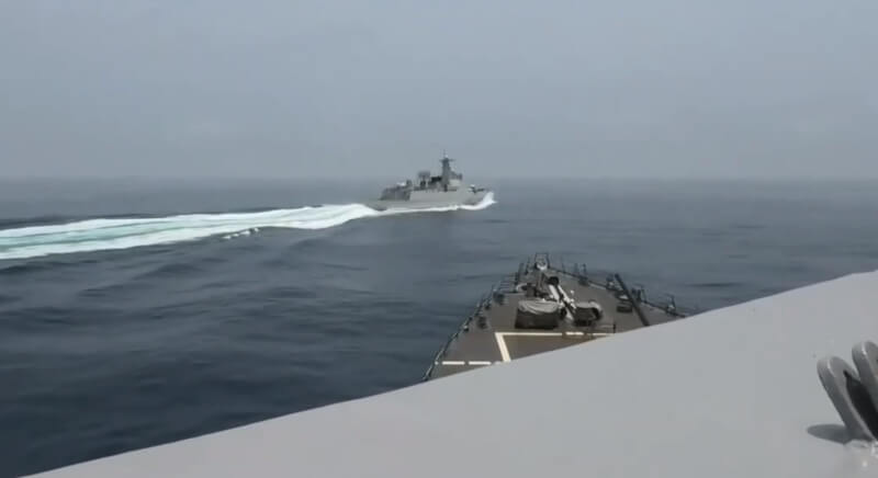 美國海軍4日釋出影片，可見中國戰艦橫切駛過美國驅逐艦鍾雲號前方。（圖取自國防視覺資訊發布服務單位網頁dvidshub.net）