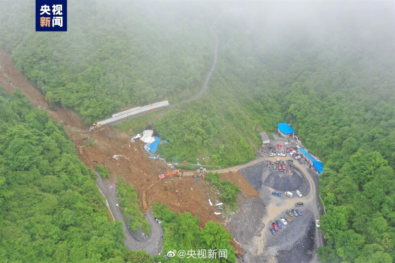 中國四川省樂山市一處國有林場4日發生崩塌，已釀19死。（圖取自央視新聞微博weibo.com）