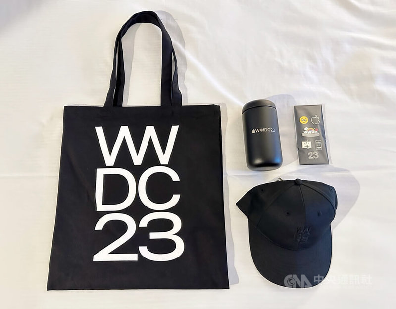 蘋果WWDC全球開發者大會將於台灣時間6日凌晨登場，受邀參加實體活動的開發者和媒體可獲得限定贈品，包括印有WWDC23字樣的帆布袋、水壺、帽子及別針組。中央社記者吳家豪舊金山攝 112年6月5日