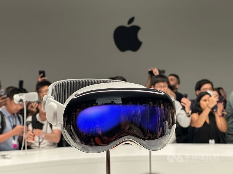 蘋果公司於美國舊金山當地時間5日舉辦WWDC全球開發者大會，發表全新擴增實境（AR）頭戴裝置Vision Pro，透過眼睛、雙手與聲音等輸入方式控制，能將數位內容無縫融入實體世界。中央社記者吳家豪舊金山攝 112年6月5日