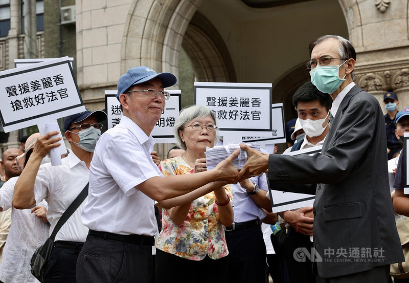 多個兒少民間團體及法界、社工等,逾100人6日上午赴司法院前陳情,籲請懲戒法院對士林地院法官姜麗香案公平、公正審理。中央社記者張皓安攝 112年6月6日
