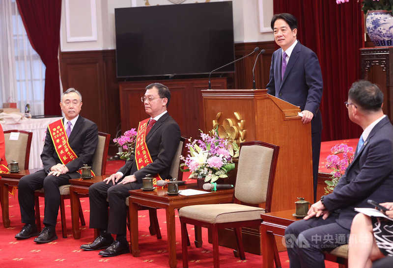 副總統賴清德(立者)6日接見2023年全球傑出僑生校友時肯定獲獎者傑出表現,同時稱許他們熱心公益、投入僑務工作,並認為眾人表現是台灣力量的延伸,他要利用這機會表示感謝。中央社記者鄭傑文攝 112年6月6日
