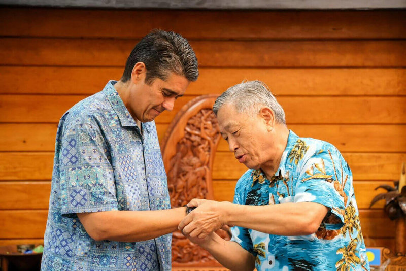 外交部政務次長田中光(右)特別致贈於錶帶刻上本次帛琉馬拉松名稱Belau Omal Marathon的智慧型手錶予帛琉總統惠恕仁(左),以準備下一場帛琉馬拉松比賽。(外交部提供)中央社記者黃雅詩傳真 112年6月6日