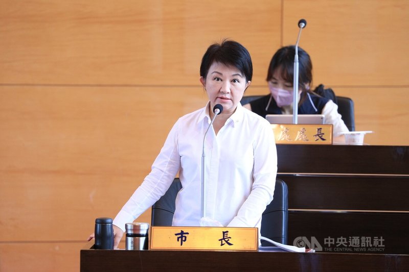 台中市長盧秀燕（前）6日列席台中市議會備詢，市議員問及「侯盧配」可能性，她重申「媽媽會留在家」。中央社記者趙麗妍攝  112年6月6日